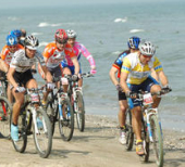 ciclisti in spiaggia a Igea Marina ciclisti in spiaggia a Igea Marina