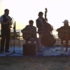 Concerto in spiaggia all'alba