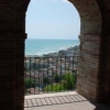veduta del mare dal borgo antico