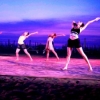Danza in rosa in spiaggia