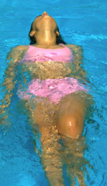 Ragazza in piscina a Igea Ragazza in piscina a Igea