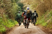 ciclisti in mountain bike