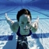 Ragazza in piscina a Riccione