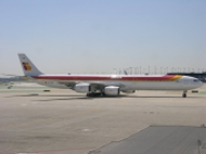 aereo in pista di atterraggio
