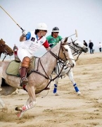 Spiaggia libera a Rimini durante la partita di Polo Spiaggia libera a Rimini durante la partita di Polo