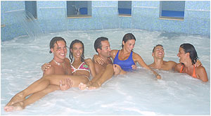 Un momento di relax in piscina nelle Terme di Rimini