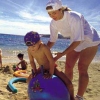 Bambino e mamma in spiaggia