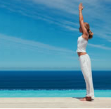 Yoga in riva al mare