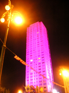 Grattacielo di Cesenatico illuminato in rosa