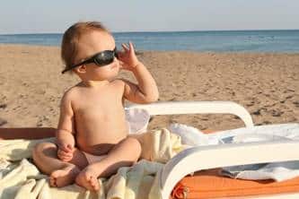 Bimbo su spiaggia libera