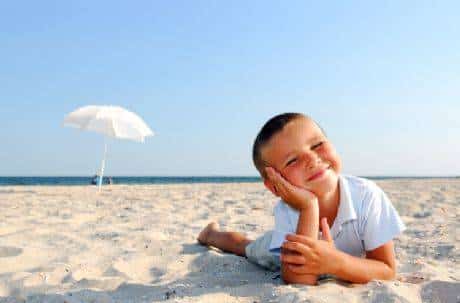 Bimbo al mare sulla spiaggia libera