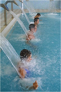 In piscina alle Terme di Rimini
